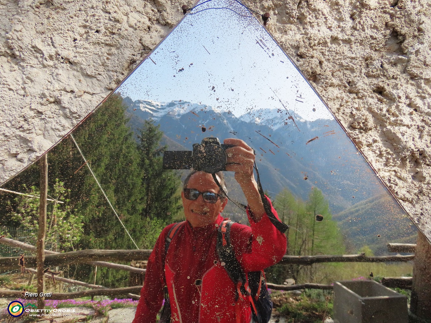 28 Allo specchio della Baita Brusada mi fotografo.JPG